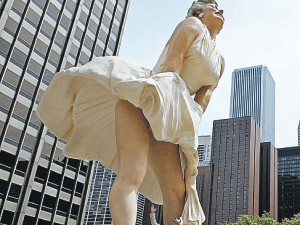 В Чикаго установили гигантскую Мэрилин Монро