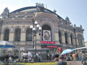 Кто повесил портрет Сталина в центре столицы?
