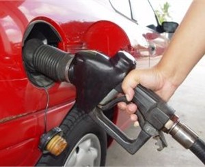 За сутки изменились цены на бензин почти во всех регионах страны