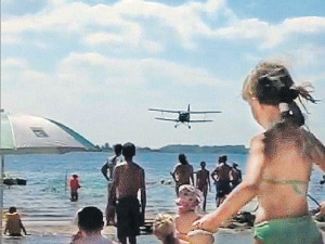 Влюбленный пилот, чтобы удивить девушку, спикировал на пляж на самолете