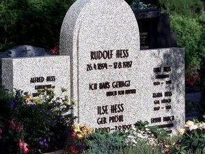 Немецкие власти разгромили могилу Рудольфа Гесса