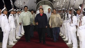 Уго Чавес вернулся в Венесуэлу после курса химиотерапии на Кубе 