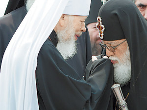 Почему грузинский патриарх целовал руку киевскому митрополиту