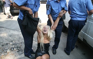 Милиция опять ловит FEMEN. Только теперь одетых