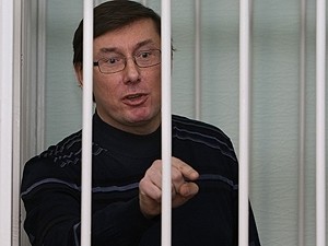 Юрий Луценко попросил суд еще раз зачитать ему обвинение 