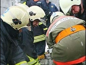 Взрыв на луганской шахте: работа спасателей осложнена 