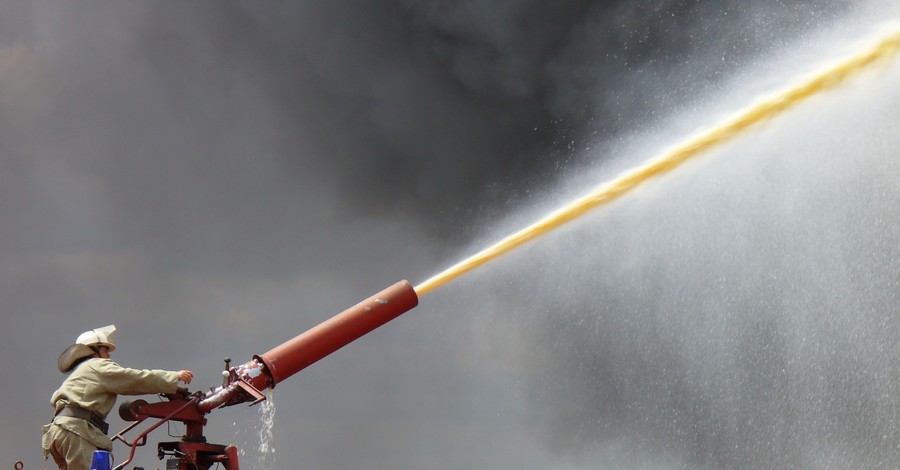 В Днепропетровске на борьбу с жарой брошены… водометы пожарных
