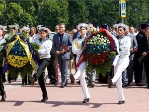 День ВМФ РФ прошел в Севастополе под приспущенными флагами