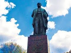 Гигантский памятник Шевченко превратился в Пизанскую башню