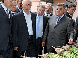 Азаров выгонит министров в чисто поле
