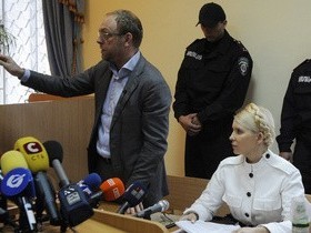После ареста Тимошенко в Печерском суде депутаты кричат 