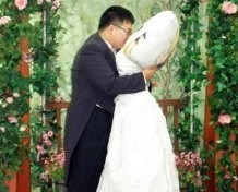 28-летний парень женился на подушке
