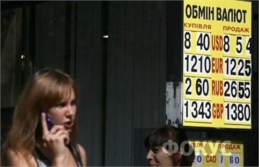 У Януковича не советуют избавляться от долларов и евро