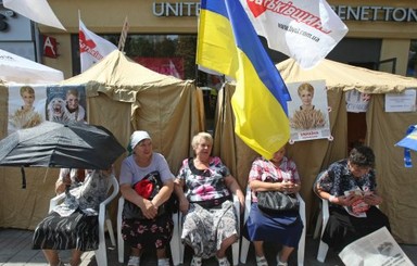 Обрушившийся на Киев ливень не разогнал сторонников и оппонентов Тимошенко