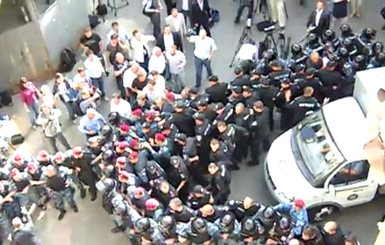 В интернете появилось видео, как дончанин кидается под колеса автозака с Тимошенко