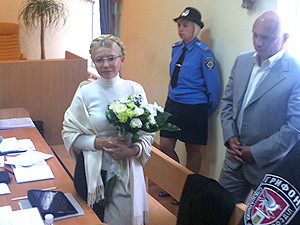 Тимошенко выбирала на суде открытку для больной матери