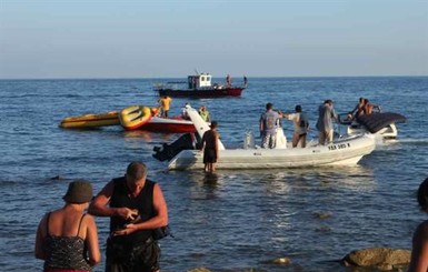 В Крыму пошел ко дну катер с туристами: за бортом оказались 34 человека
