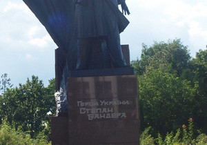 В Тернополе на памятнике Бандере отчеканили надпись 
