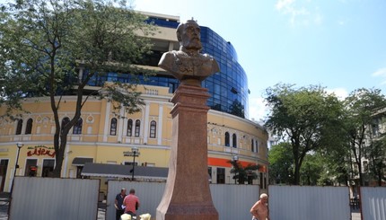 В Одессе установили памятник бывшему мэру Георгию Маразли