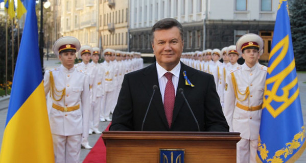 У Януковича обещают разобраться, что общего у него с Ющенко, а Тимошенко составила 20 праздничных тезисов