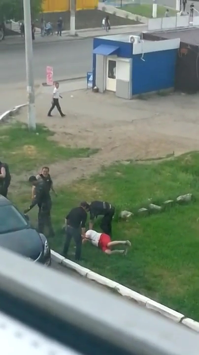 В спальном районе Луганска вооруженные люди похитили человека