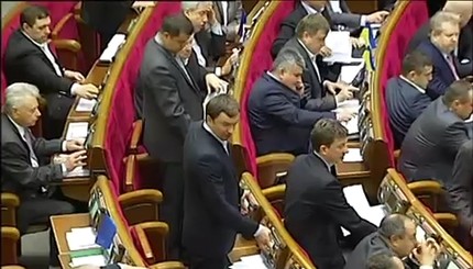 Депутат Андрей Иванчук голосует за пятерых