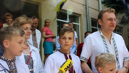 Мэр Львова с семьей пришел голосовать в вышиванках 