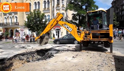 В Киеве на бульваре Шевченко из-за прорыва трубы провалился асфальт