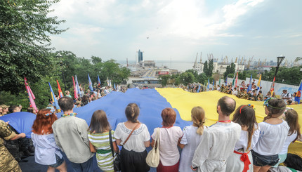 В Одессе над Потемкинской лестницей растянули 25-метровый флаг  
