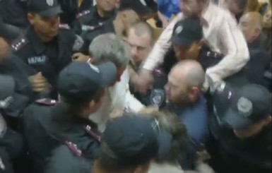 Утомленные судом: Адвокату Тимошенко стало плохо, а во дворе произошла драка