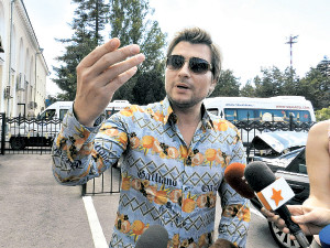 В Крым Басков прилетел в пляжной рубашке, а Моисеев - в плаще и шарфе