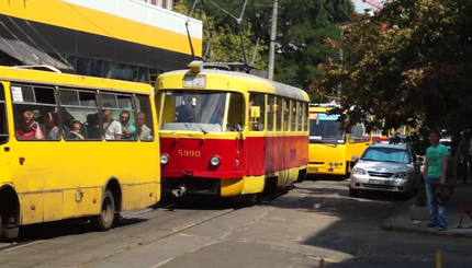Нерадивый водитель заблокировал трамваи на Подоле