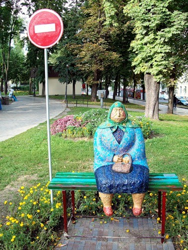 Бабушку, сидящую на лавочке, увековечили в Киеве