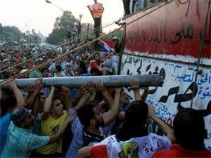 Демонстранты в Египте громят израильское посольство