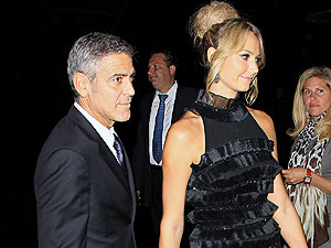 Джордж Клуни впервые вышел в свет с новой возлюбленной