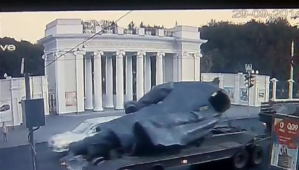 В сети появились кадры перевозки остатков памятника Ленина