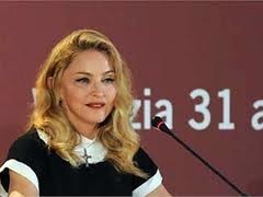 Мадонна выбросила цветы, подаренные украинским журналистом