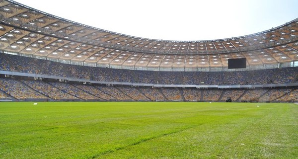 На Олимпийском стадионе в Киеве расстелили газон