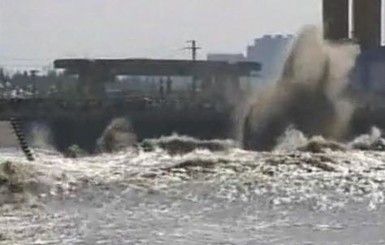 На реке в Китае приливные волны достигают девяти метров
