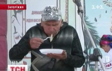 В Запорожской области пенсионер объелся вареников и умер [видео]
