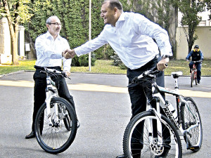 Добкин и Кернес приехали на работу на одинаковых велосипедах