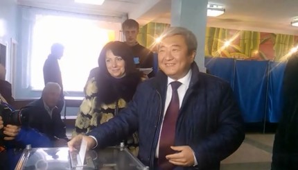 Мэр Запорожья Александр Син пришел на выборы с охраной