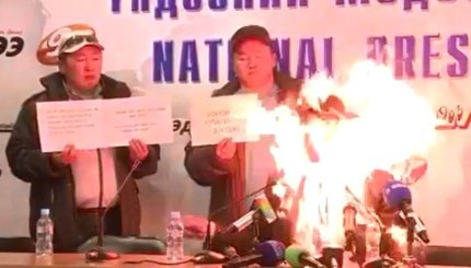 В Монголии председатель профсоюза поджег себя на пресс-конференции