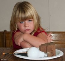 Трехлетняя девочка лопает кирпичи, как шоколадные плитки