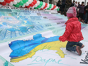 В Киеве разложили огромную шенгенскую визу