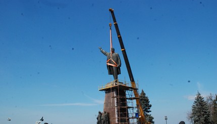 Демонтаж самого большого памятника Ленину в Запорожье 