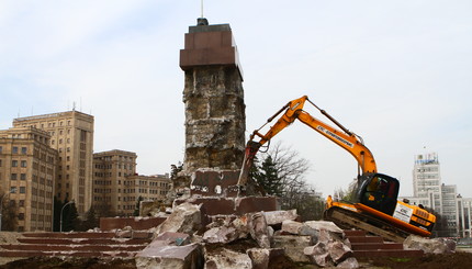 В Харькове сносят памятник Ильича
