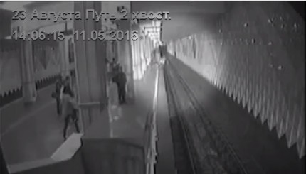 Опубликовано видео, как в Харькове мать толкнула дочерей под поезд