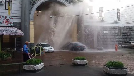 В центре Киева забил фонтан кипятка в высоту 10 метров
