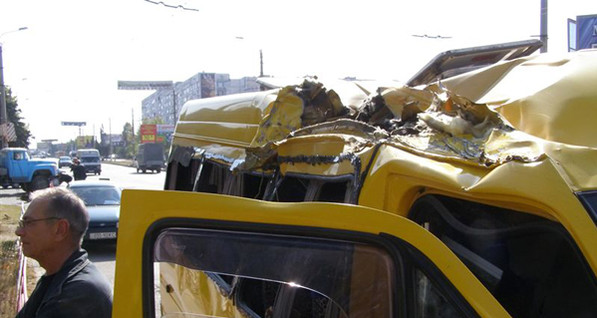 В Севастополе автокран расплющил пассажирский микроавтобус